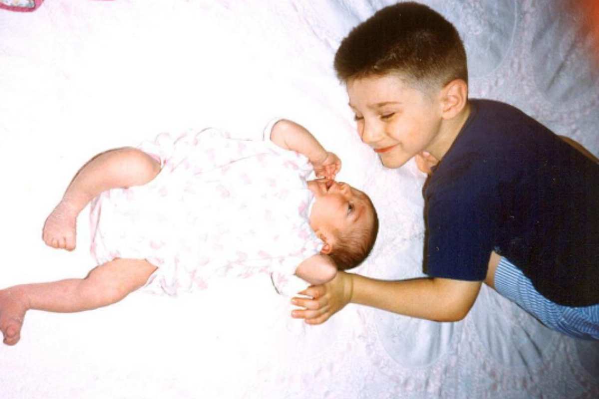 stefano con la sorella da bambini