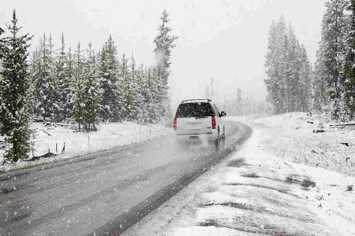 Come montare le catene alle ruote dell'auto quando nevica