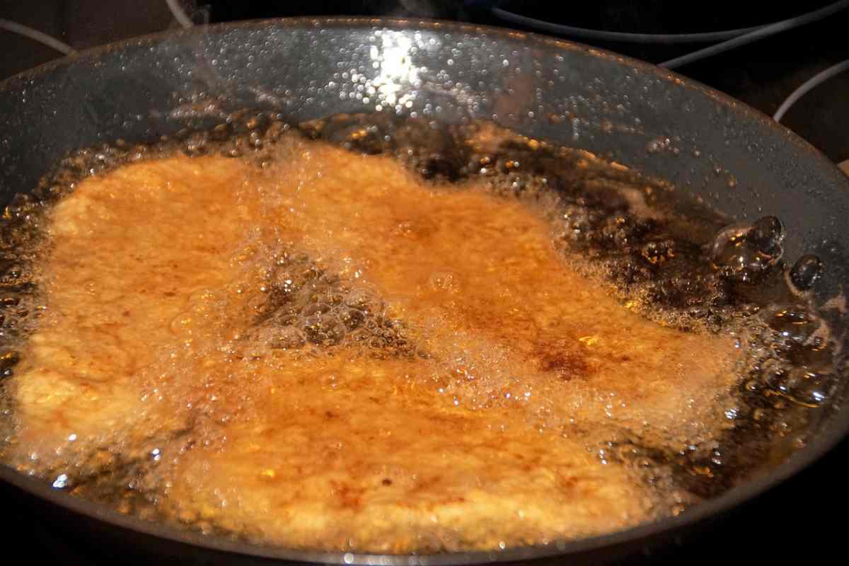 Perché buttare l’olio della frittura se puoi riutilizzarlo in questi modi geniali e utili