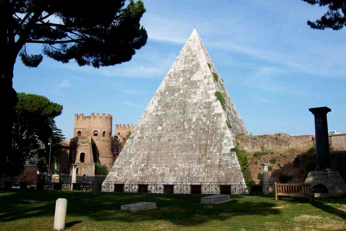 Piramide Cestia-Autore Gatto nero-Foto da wikipedia