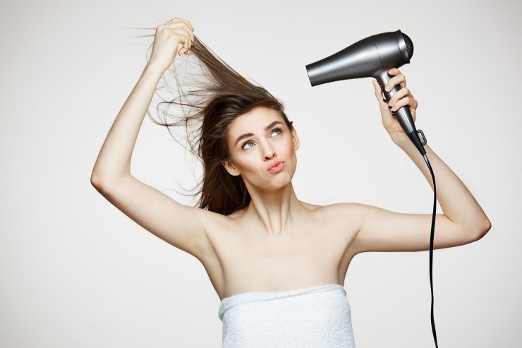 Come asciugare i capelli senza sciuparli