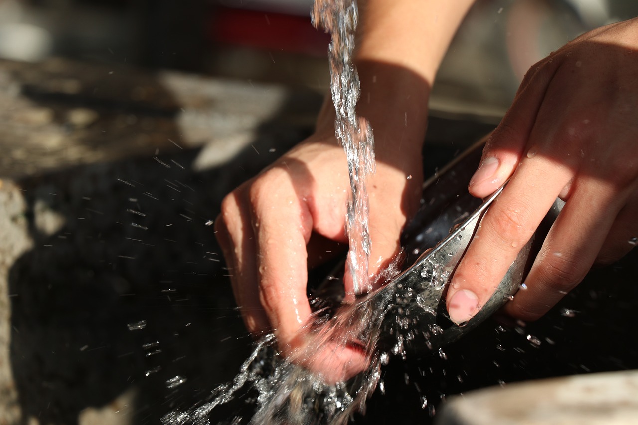 Lavare piatti e stoviglie a mano senza fatica e consumando poca acqua