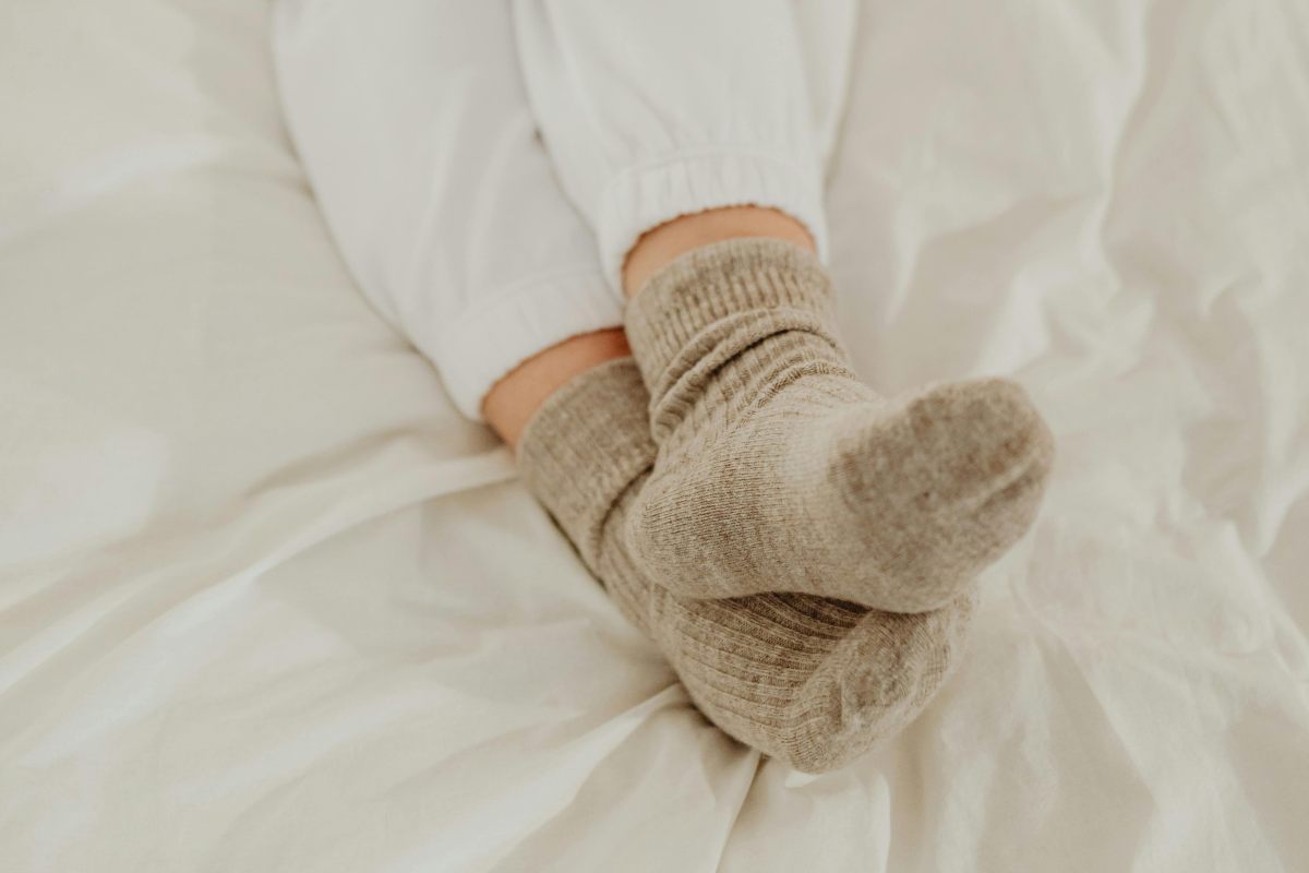 Perché sarebbe sconsigliato dormire con i calzini