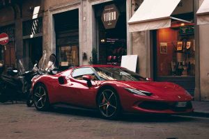 Ferrari aumenta il dividendo del 35% e continua a volare in Borsa. Dove potrebbe arrivare?