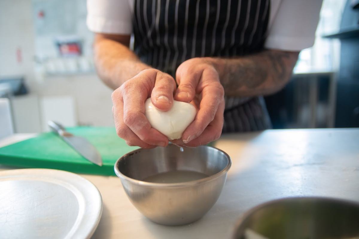 Perché la mozzarella si chiama così