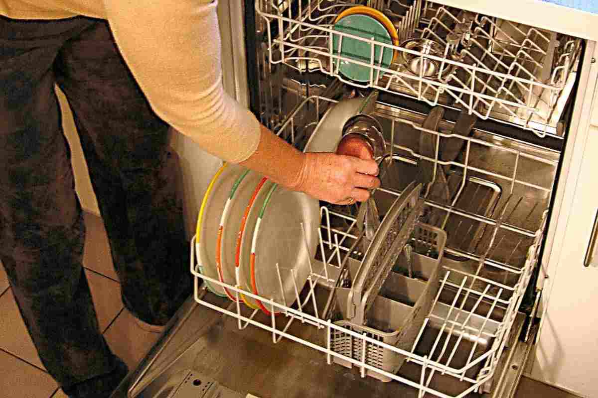 Quanto conviene lavare i piatti in lavastoviglie