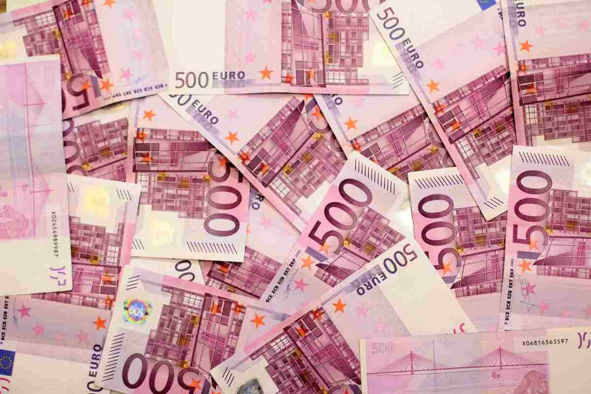 Vecchie banconote da 100.000 lire che valgono oggi più di 1.500 euro