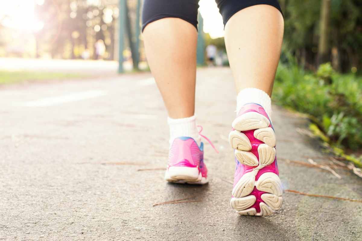 È meglio camminare o correre per mantenersi in forma